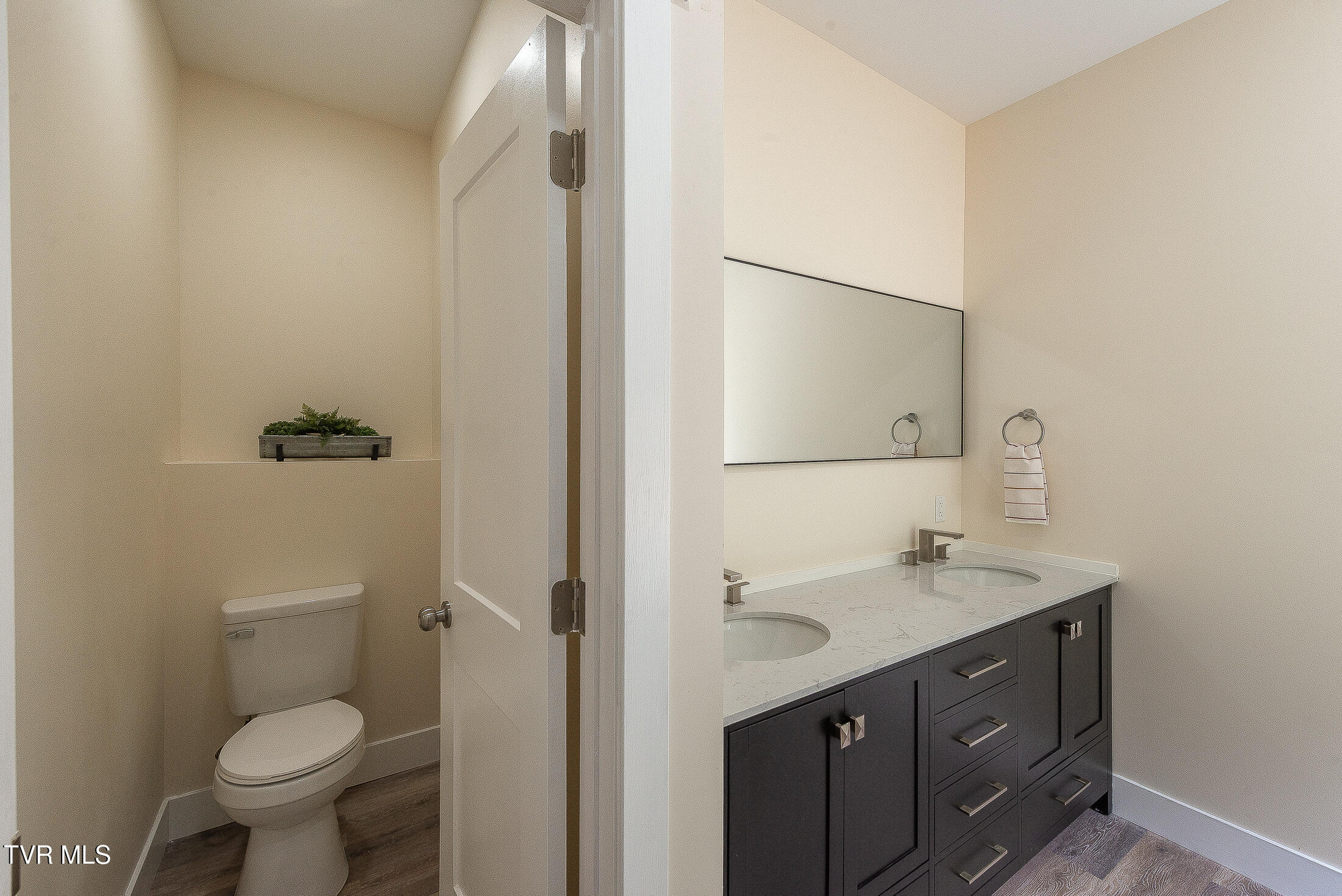 210 Wadlow Gap Road Kingsport, TN 37660 - Photo 9 of 39 primary en suite