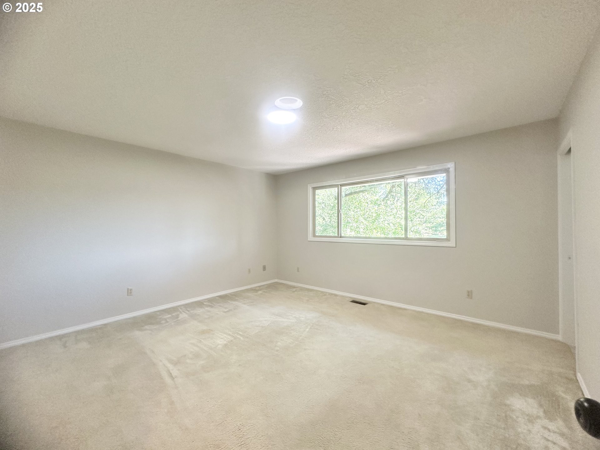 20698 South Mattoon Road Estacada, OR 97023 - Photo 13 of 41 an empty room with a window