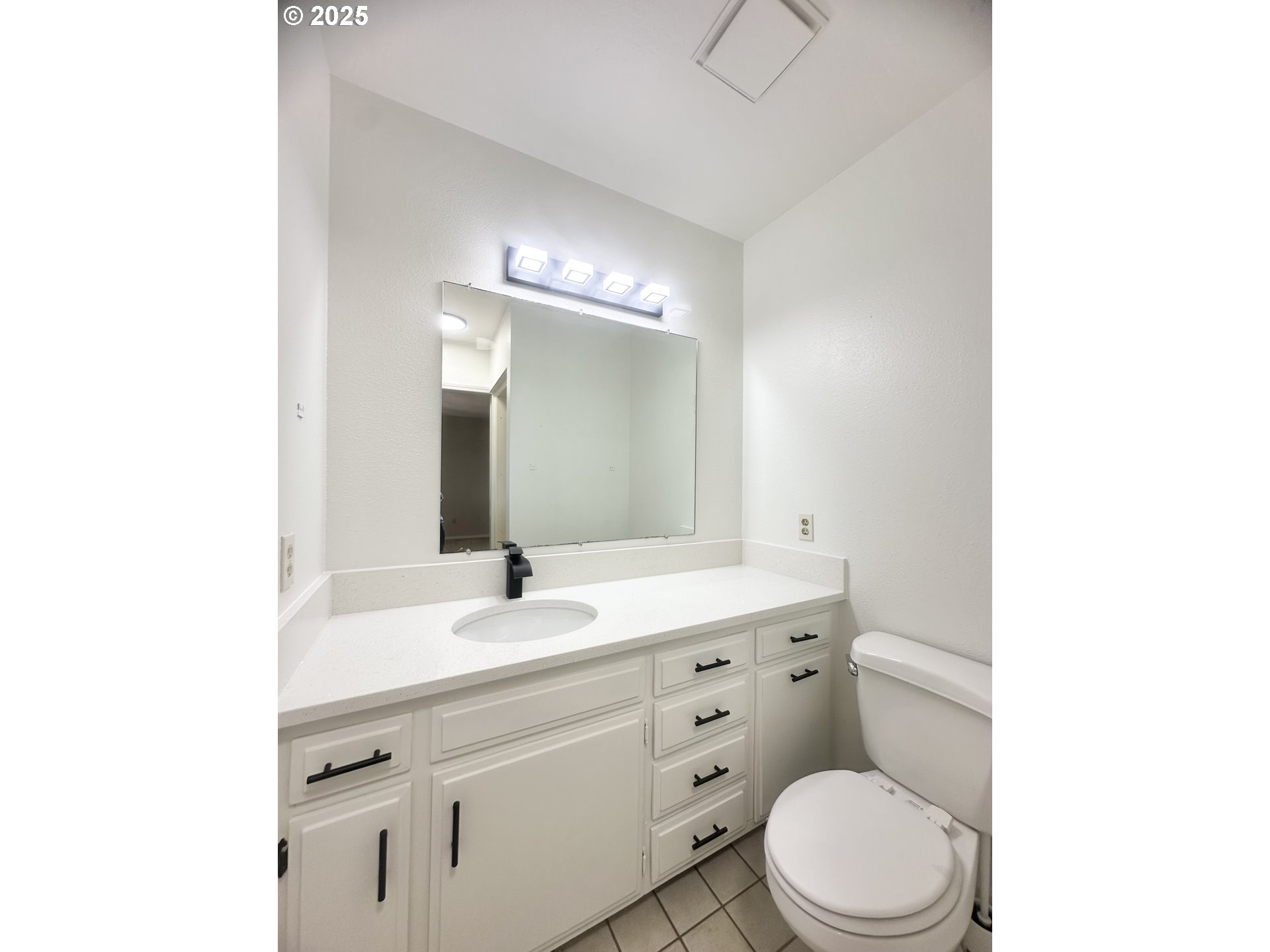 20698 South Mattoon Road Estacada, OR 97023 - Photo 15 of 41 a bathroom with a toilet a sink a mirror a vanity and vanity