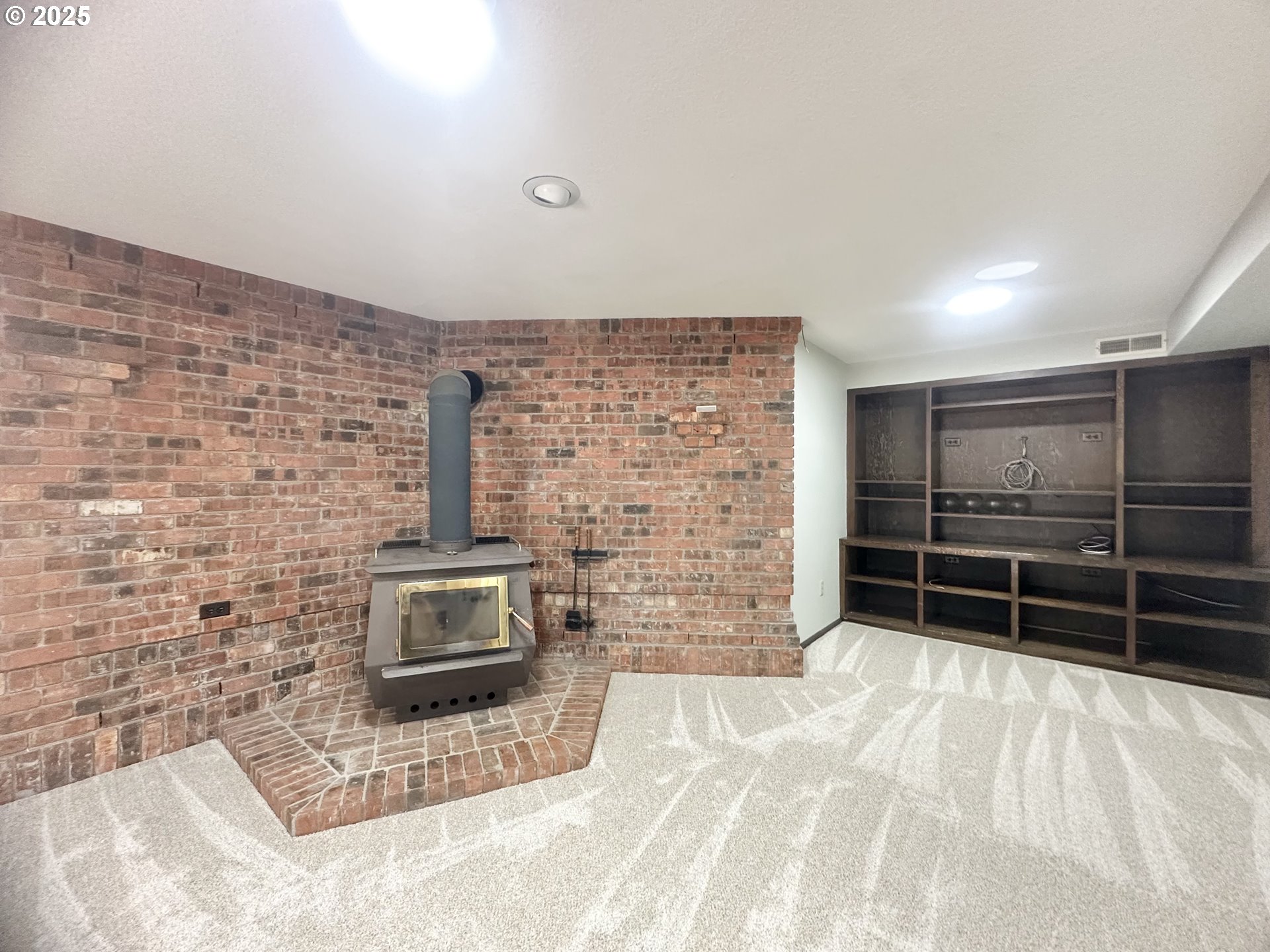 20698 South Mattoon Road Estacada, OR 97023 - Photo 22 of 41 a view of empty room with a fireplace