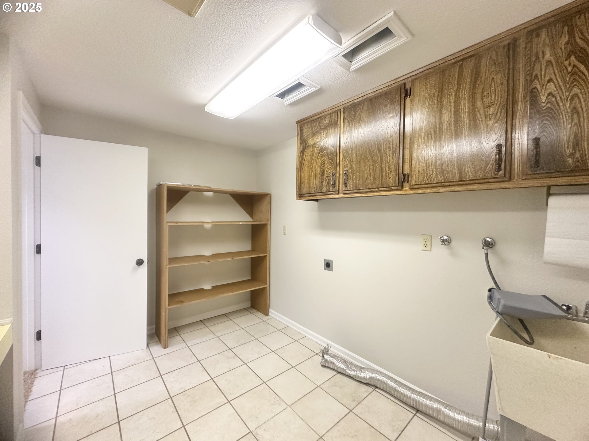 20698 South Mattoon Road Estacada, OR 97023 - Photo 30 of 41 a room with windows and furniture