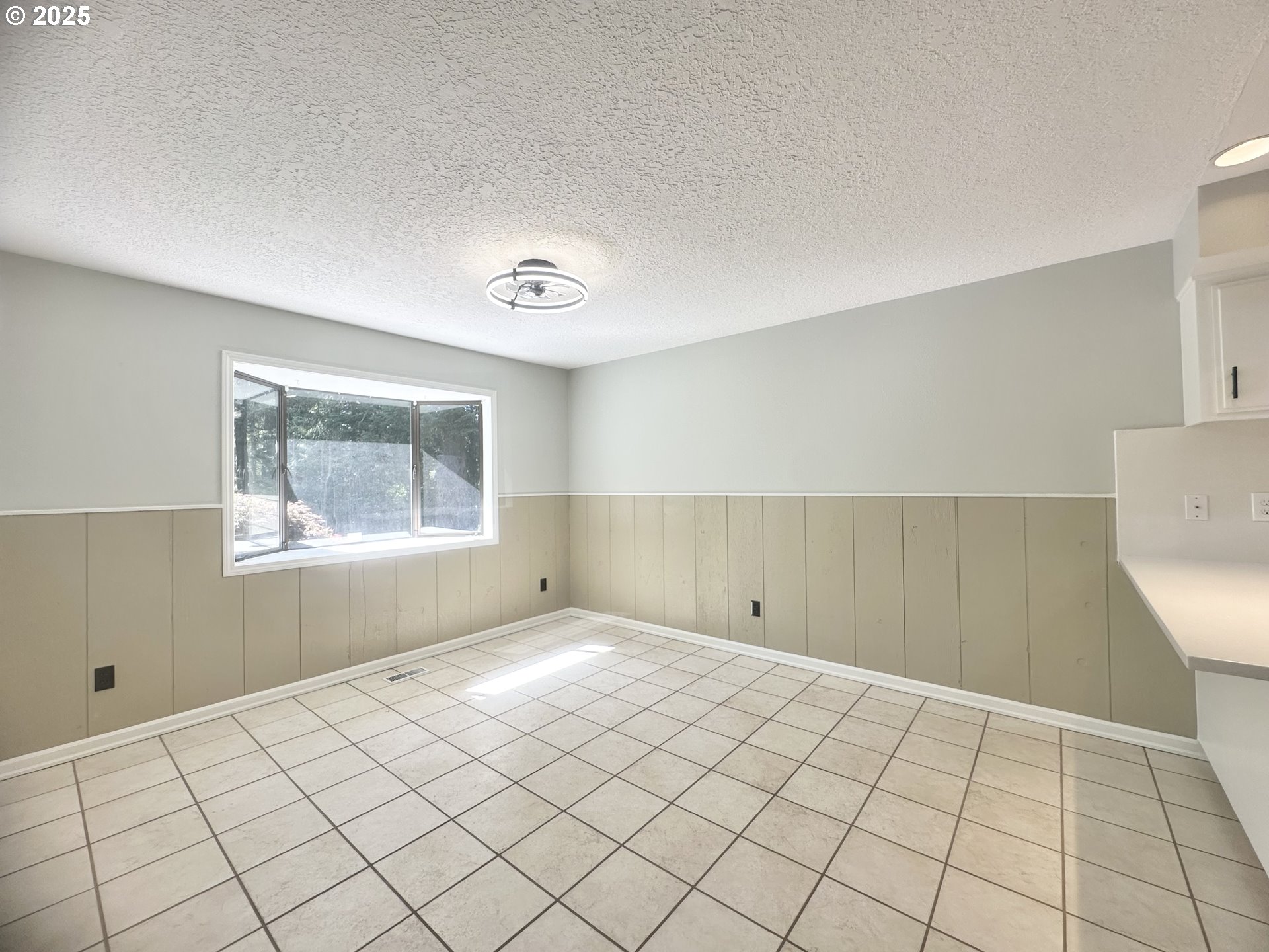 20698 South Mattoon Road Estacada, OR 97023 - Photo 10 of 41 a view of an empty room and window