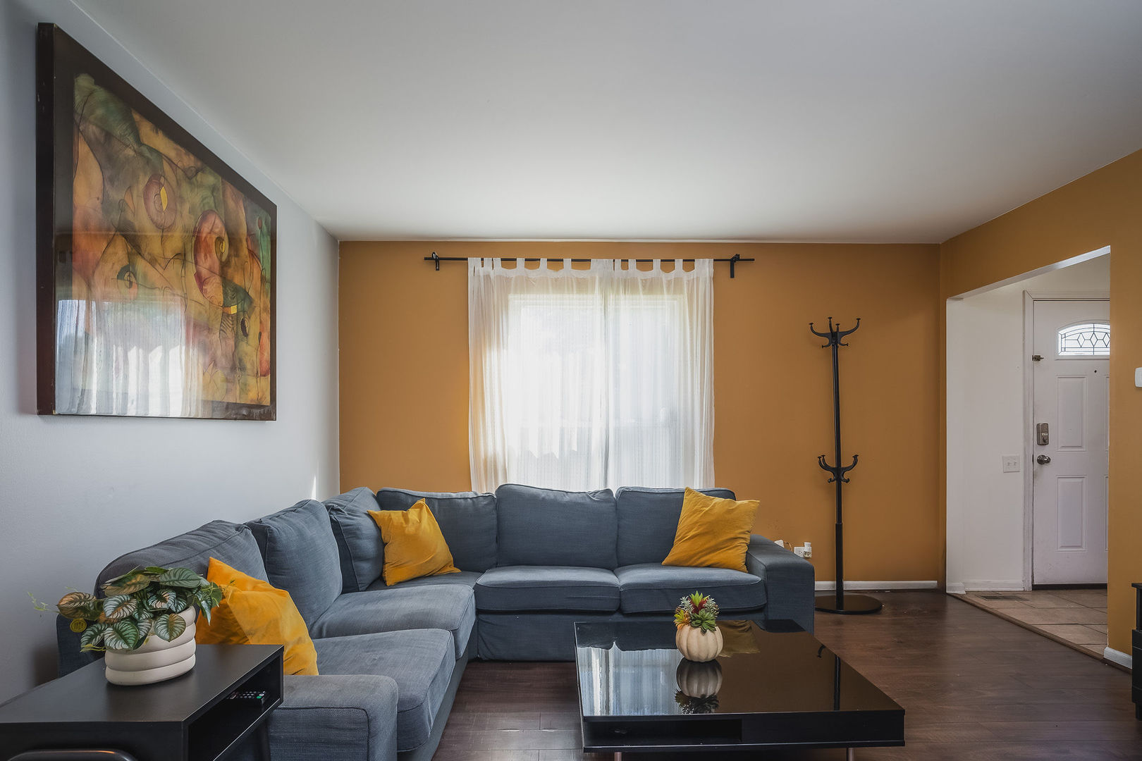 800 Indian Wells Circle Elgin, IL 60123 - Photo 2 of 17 a living room with furniture and a window