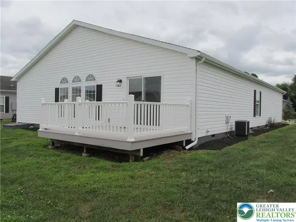 a view of a house with backyard