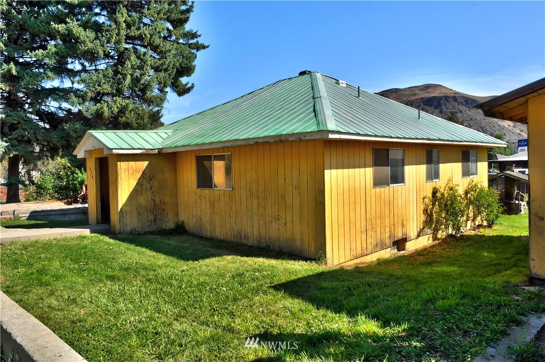 628 Twisp Carlton Road Twisp, WA 98856 - Photo 3 of 32 a view of a back yard of the house