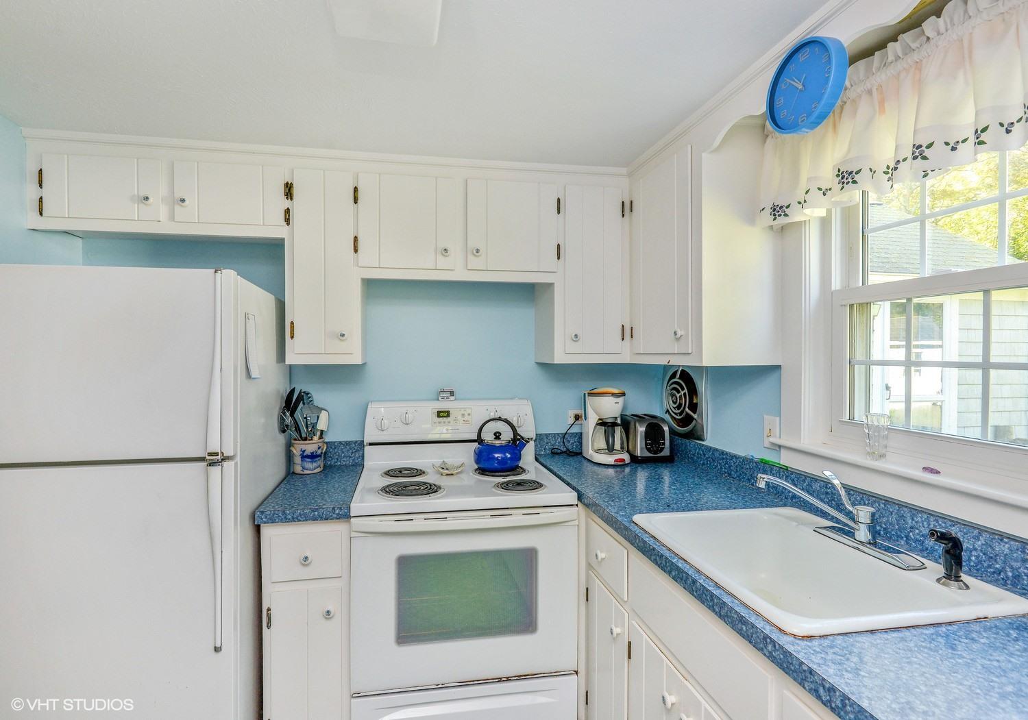 98 Hayes Road Centerville, MA 02632 - Photo 8 of 17 04_98HayesRd_177001_Kitchen_MLSuse_1500x