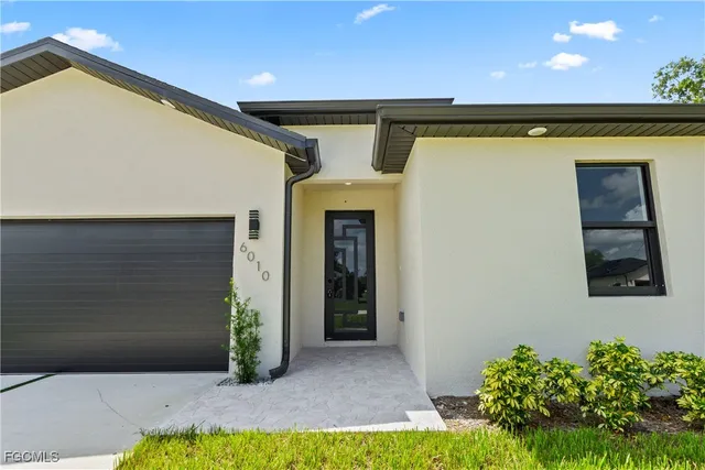 a view of entryway with a yard
