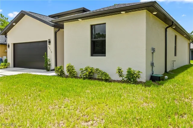 a view of a house with backyard