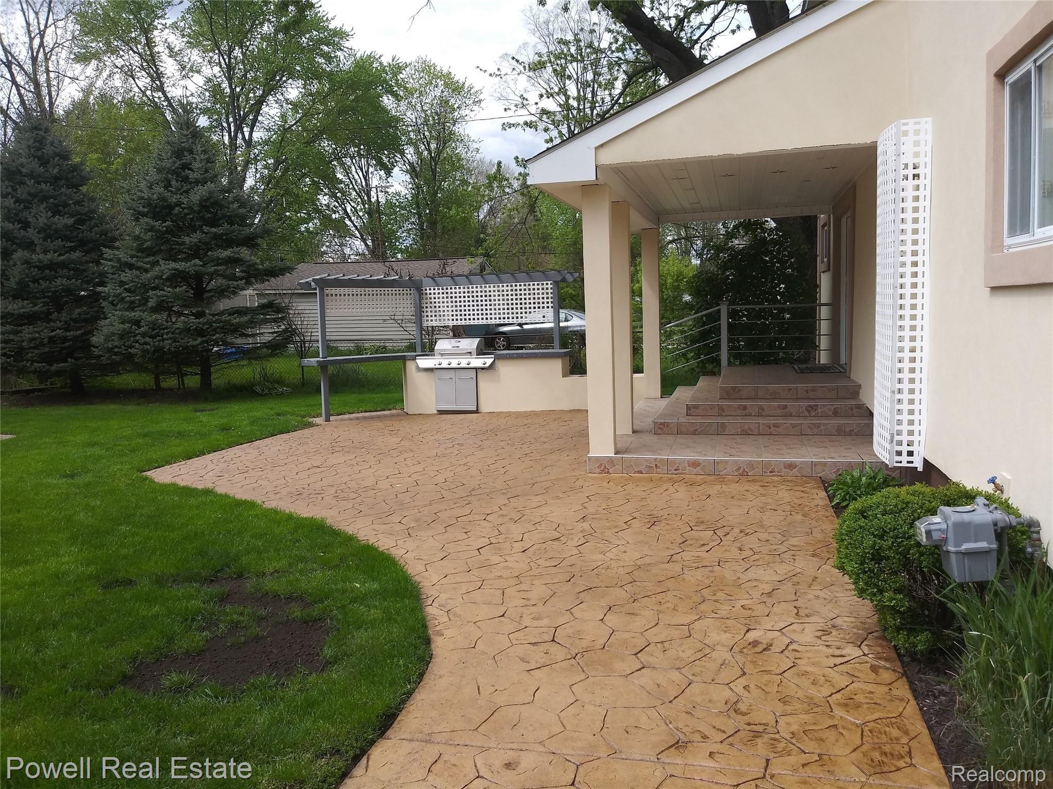 3054 Hessel Avenue Rochester, MI 48307 - Photo 26 of 32 20210508_153052.jpg