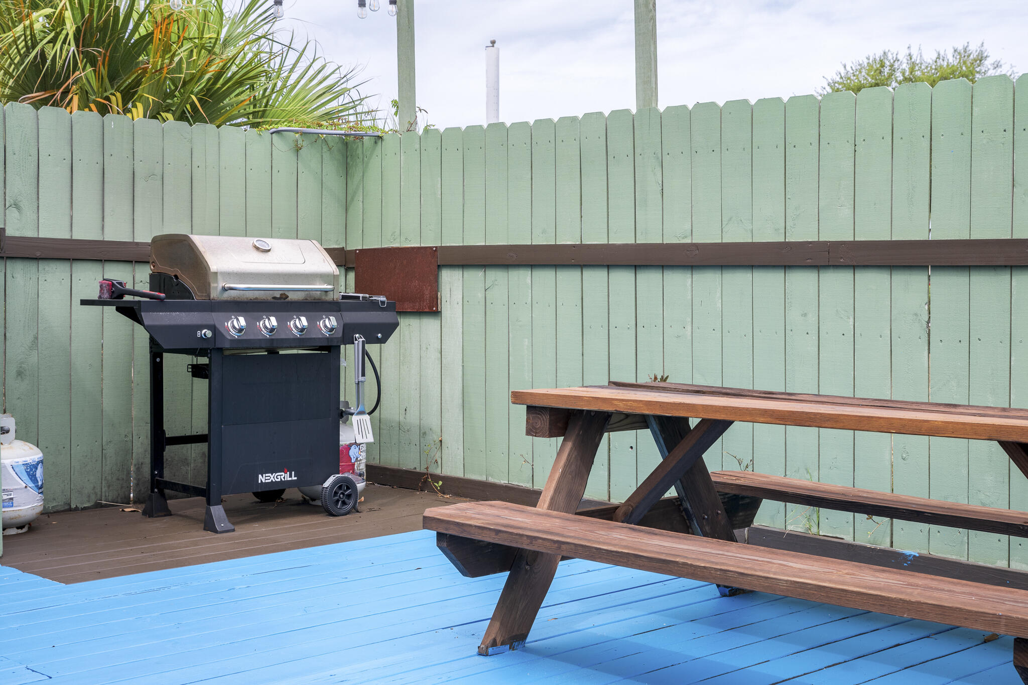 4431 Luke Avenue Destin, FL 32541 - Photo 52 of 100 a backyard of a house with table and chairs
