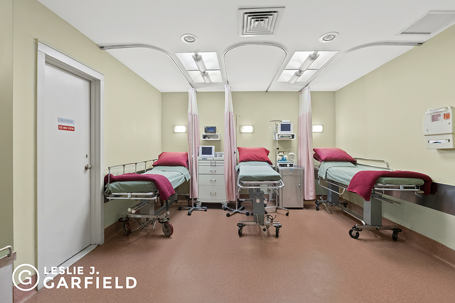 850 Park Avenue, Unit 1A/F Manhattan, NY 10075 - Photo 2 of 11 a view of a room with gym equipment