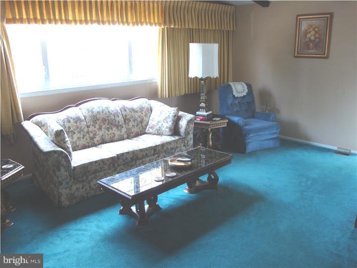 3322 Red Lion Road Philadelphia, PA 19114 - Photo 3 of 15 Living Room