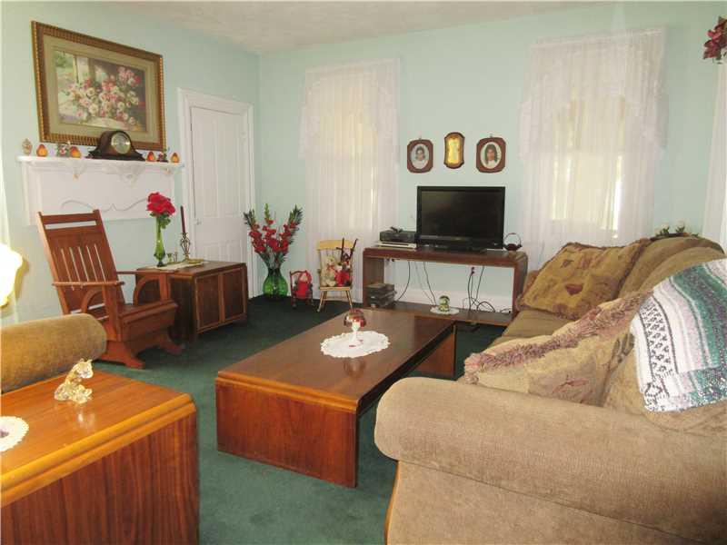 340 Winfield Road Cabot, PA 16023 - Photo 10 of 25 Living Room.