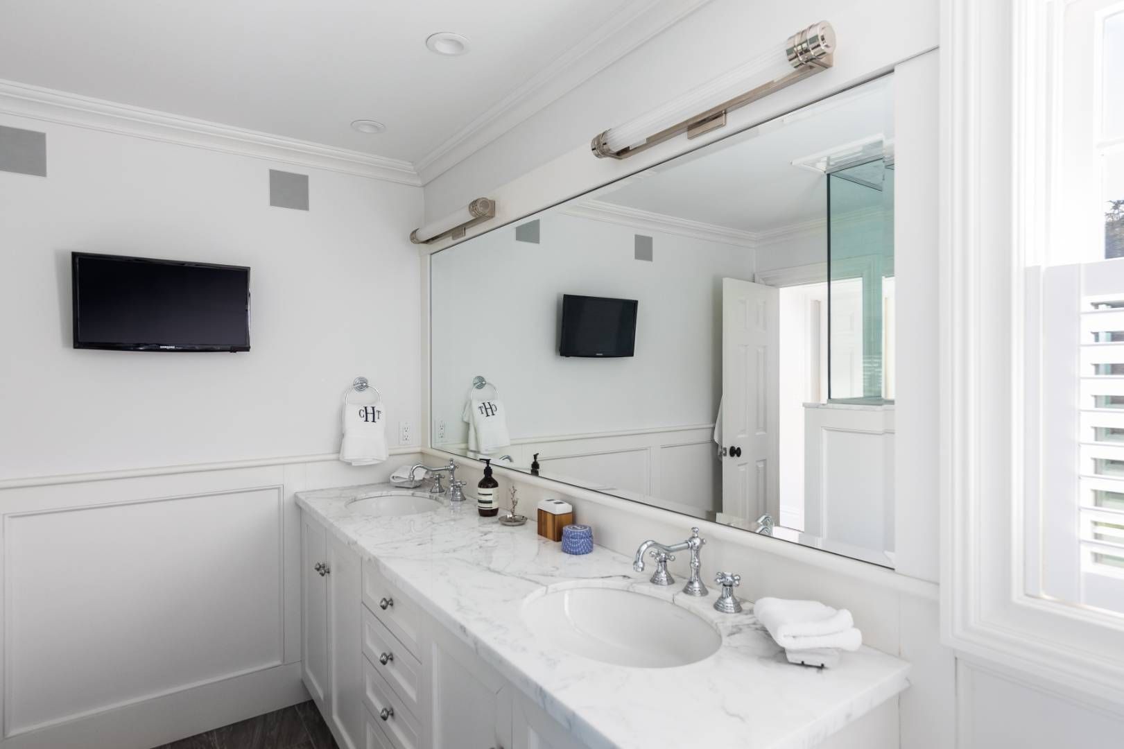 34 Sherrill Road East Hampton, NY 11937 - Photo 14 of 21 a bathroom with a sink a mirror and a toilet