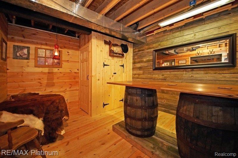 6421 East Clyde Road Howell, MI 48855 - Photo 16 of 33 Saloon!