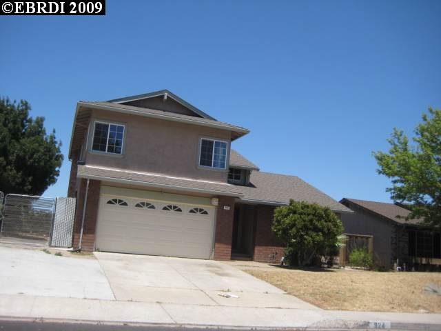 924 Rock Ridge Way Pittsburg, CA 94565 - Photo 1 of 1 a front view of a house with a yard
