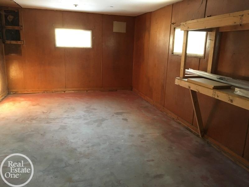 3208 Riverside Drive Port Huron, MI 48060 - Photo 35 of 36 31338210-34.JPG