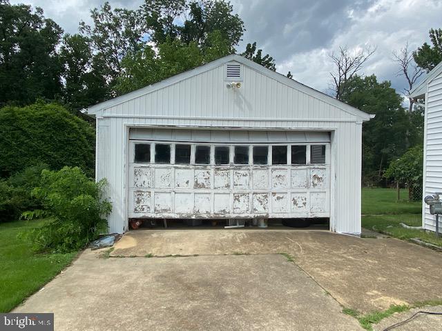 detached 2 car garage