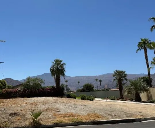 a view of a yard with a house