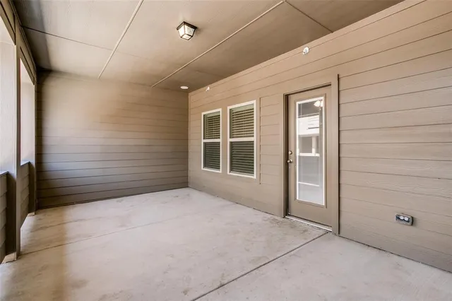 a view of backyard of the house