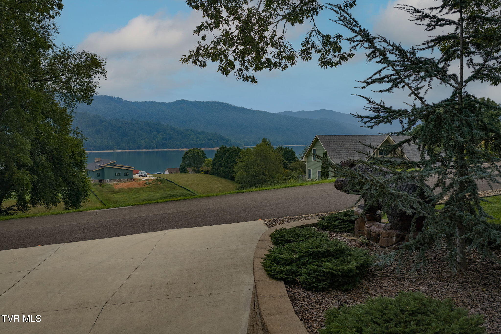 329 Harbor View Road Butler, TN 37640 - Photo 37 of 44 Walkway to front porch