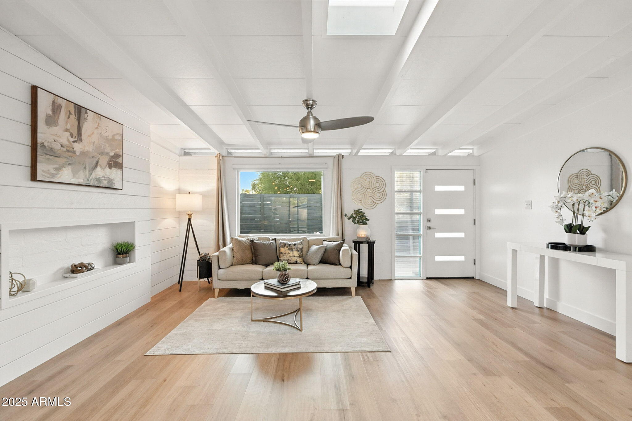 5809 North 10th Place Phoenix, AZ 85014 - Photo 2 of 81 a living room with furniture