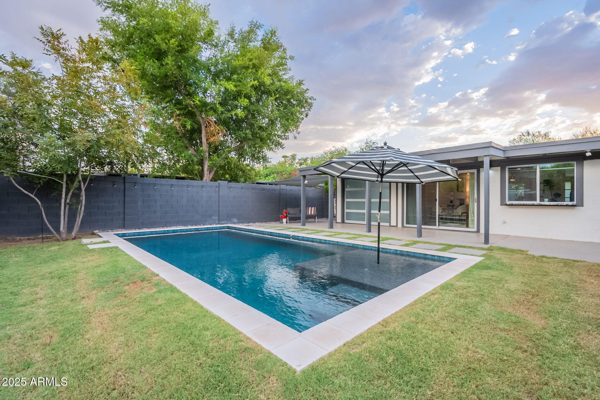 5809 North 10th Place Phoenix, AZ 85014 - Photo 51 of 81 Pool with Baja shelf