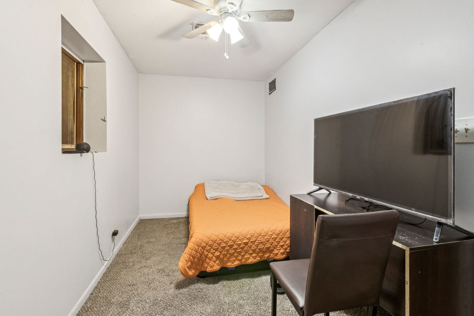 3234 South Princeton Avenue Chicago, IL 60616 - Photo 48 of 56 a room with furniture and screen