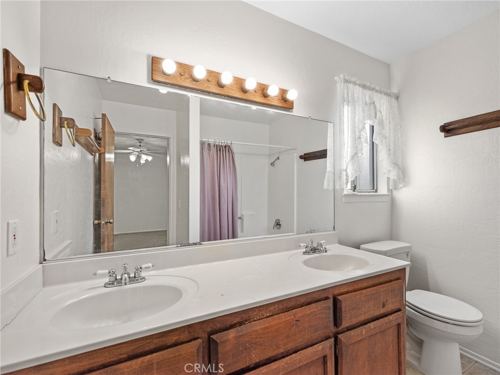 11935 Wapato Road Apple Valley, CA 92308 - Photo 20 of 58 primary bath