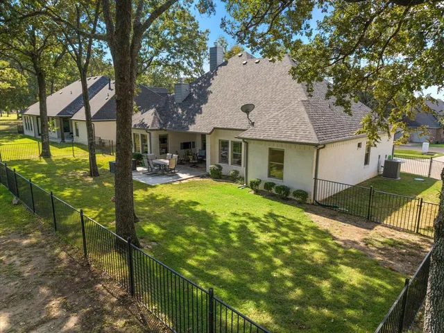 a view of a house with backyard