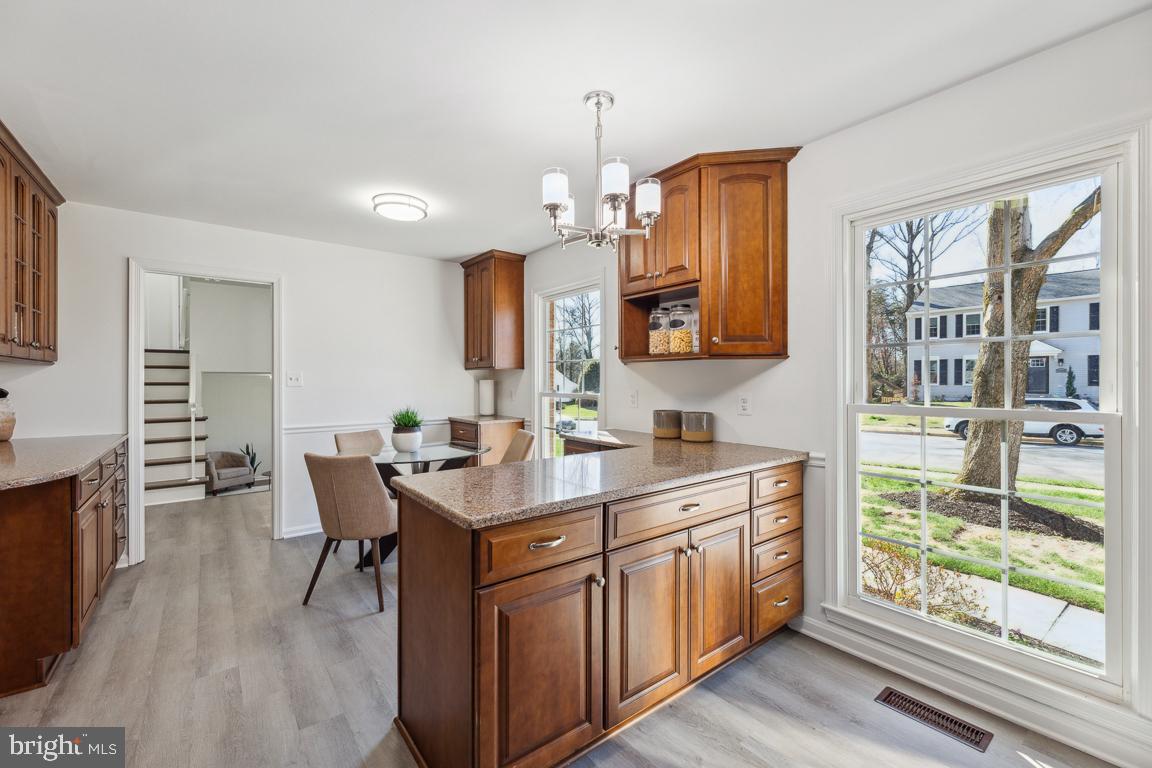 9436 Wallingford Drive Burke, VA 22015 - Photo 8 of 41