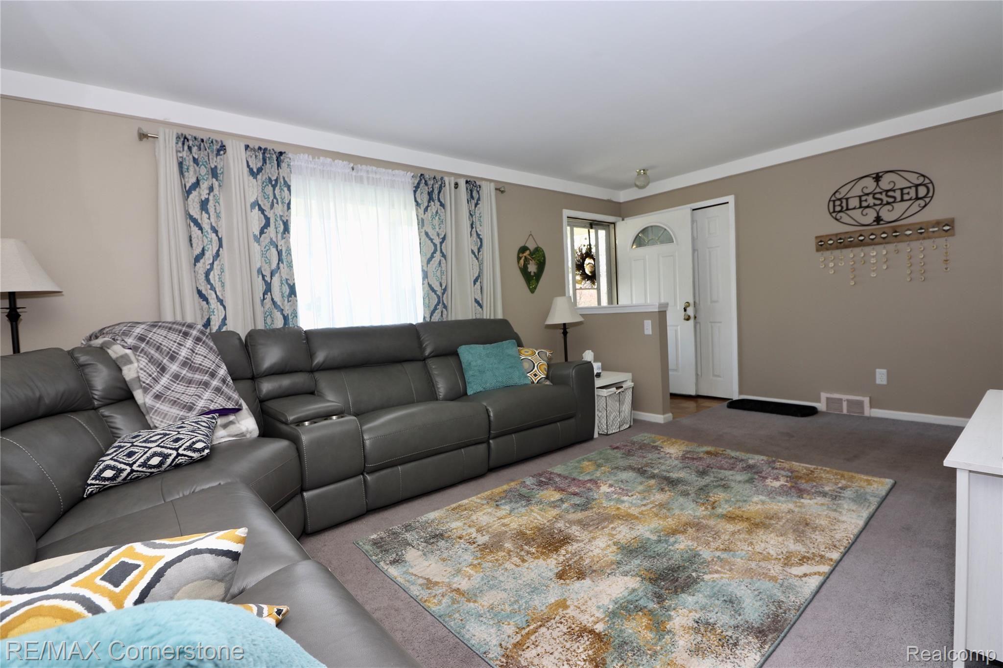 149 Henry Ruff Road Garden City, MI 48135 - Photo 9 of 27 Living Room