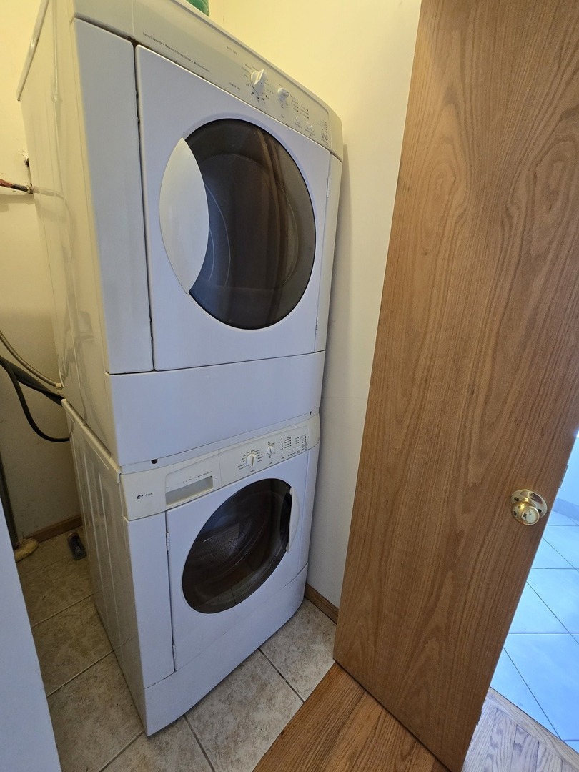 1700 West Cermak Road, Unit 2R Chicago, IL 60608 - Photo 7 of 10 a utility room with dryer and washer