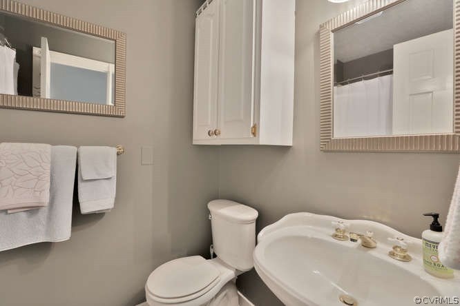 5620 Moseley Road Moseley, VA 23120 - Photo 30 of 50 Full downstairs hallway bath, with tub/shower, ped