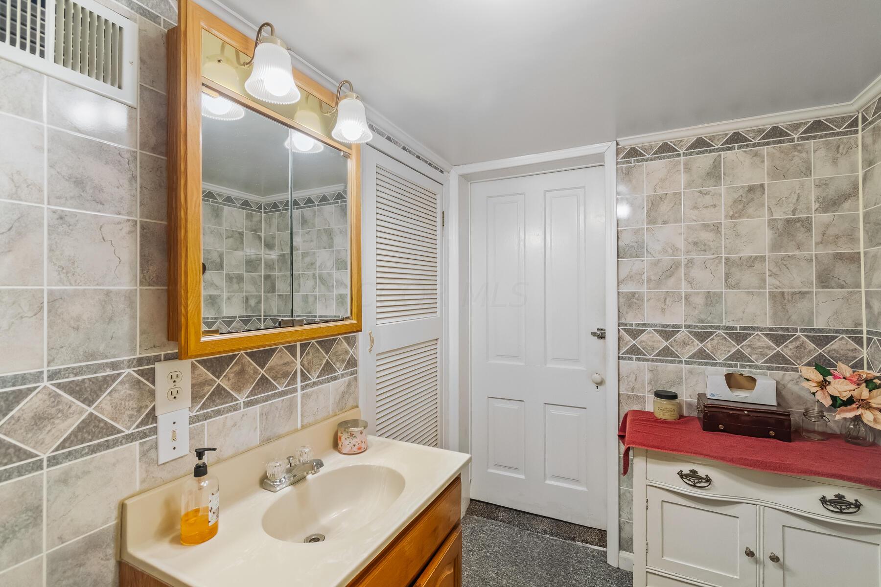 41 North Marsh Street La Rue, OH 43332 - Photo 31 of 42 1st fl Bathroom