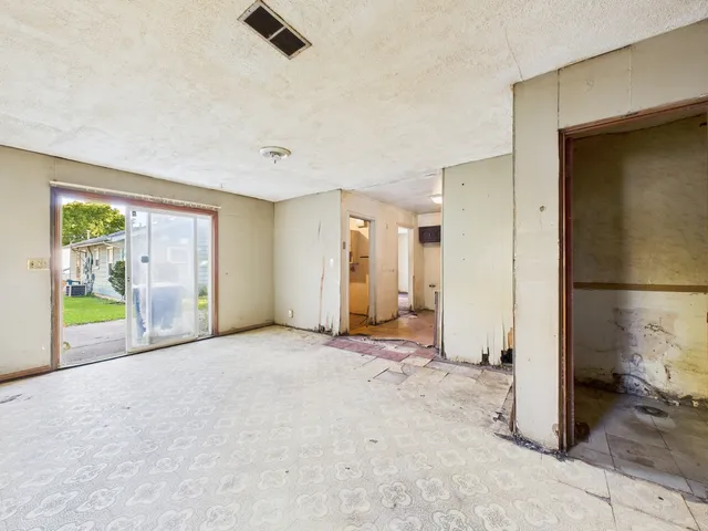 a view of a livingroom with workspace