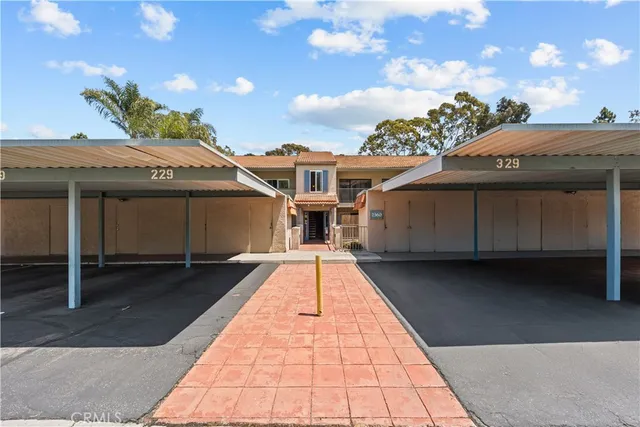 a view of a house with backyard
