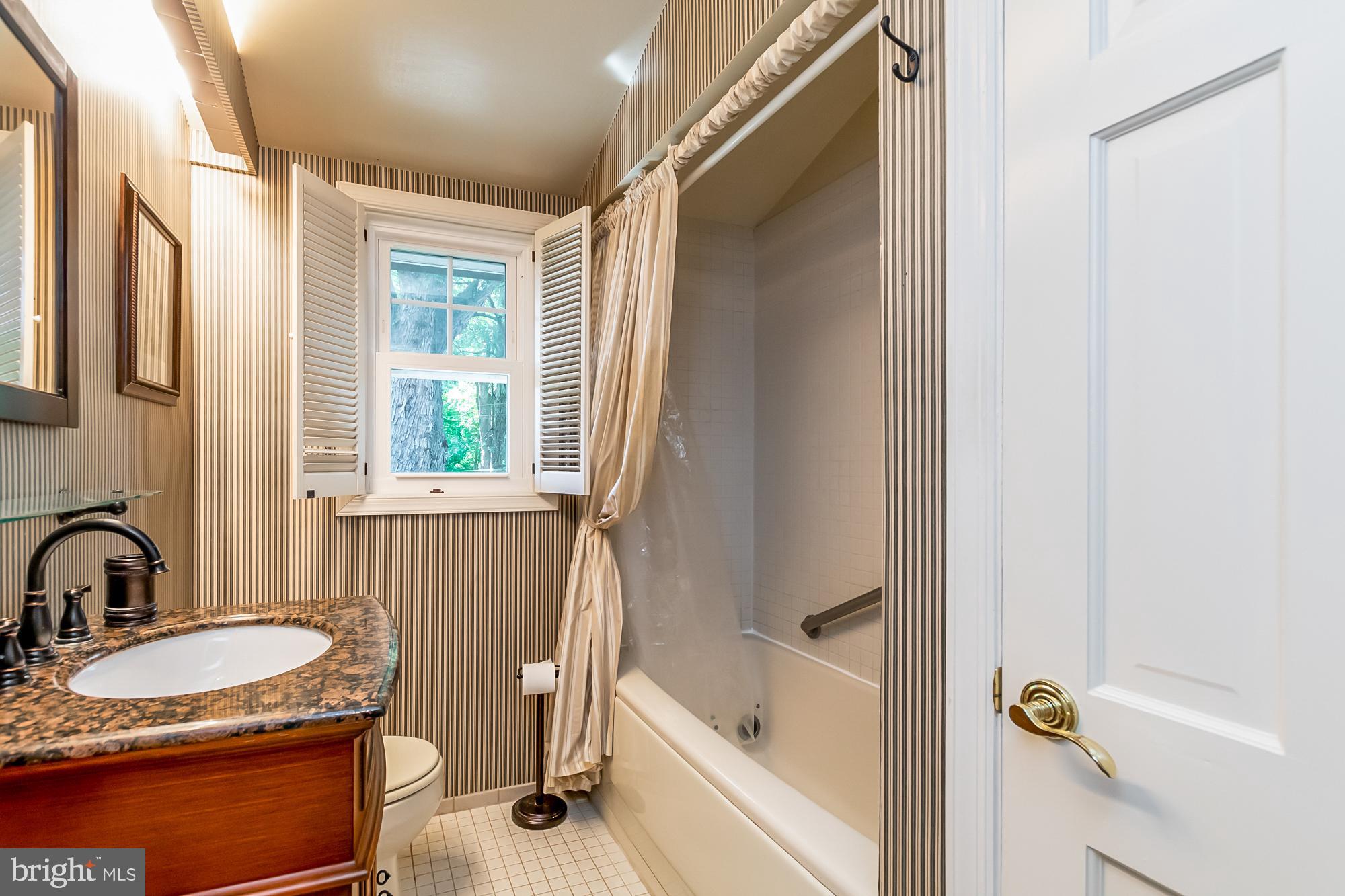 533 Valley View Road Baltimore, MD 21286 - Photo 22 of 44 2nd Full Hall Bath w Jacuzzi Tub