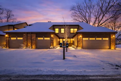 $325,000 | 302 Linden Lane, Wheeling, IL 60090