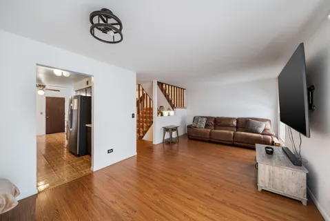$325,000 | 302 Linden Lane, Wheeling, IL 60090
