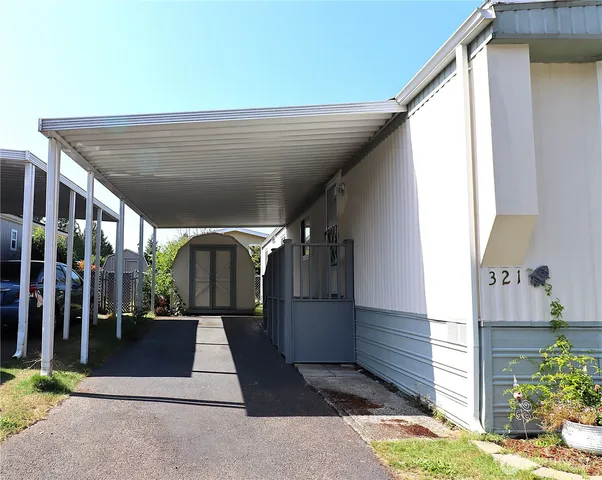 a view of entryway with a yard