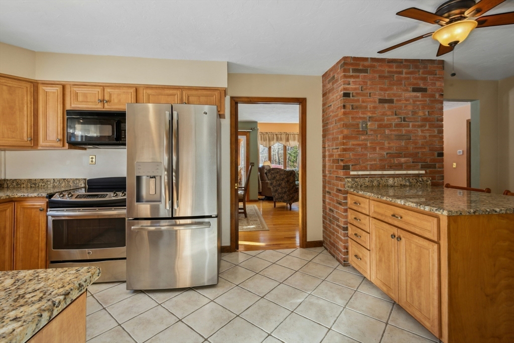 423 Goldthwaite Road Northbridge, MA 01588 - Photo 12 of 30