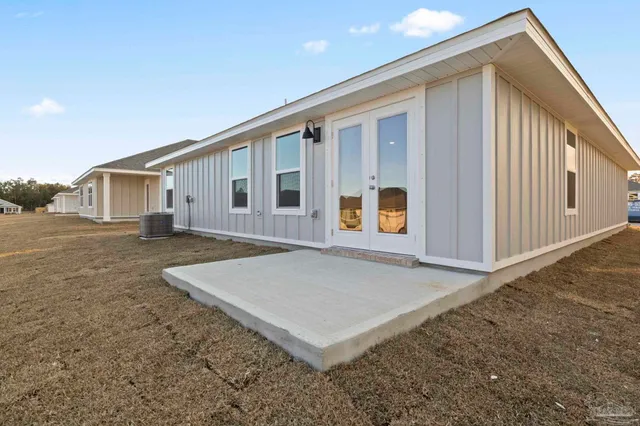 a view of a house with backyard