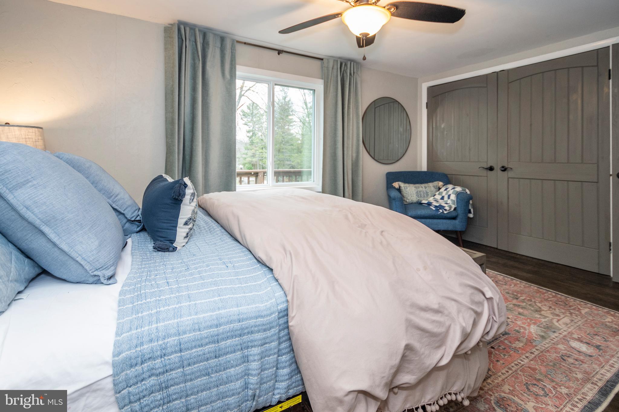 16 Jrs Drive McHenry, MD 21541 - Photo 42 of 57 a bedroom with a bed a mirror and lamp