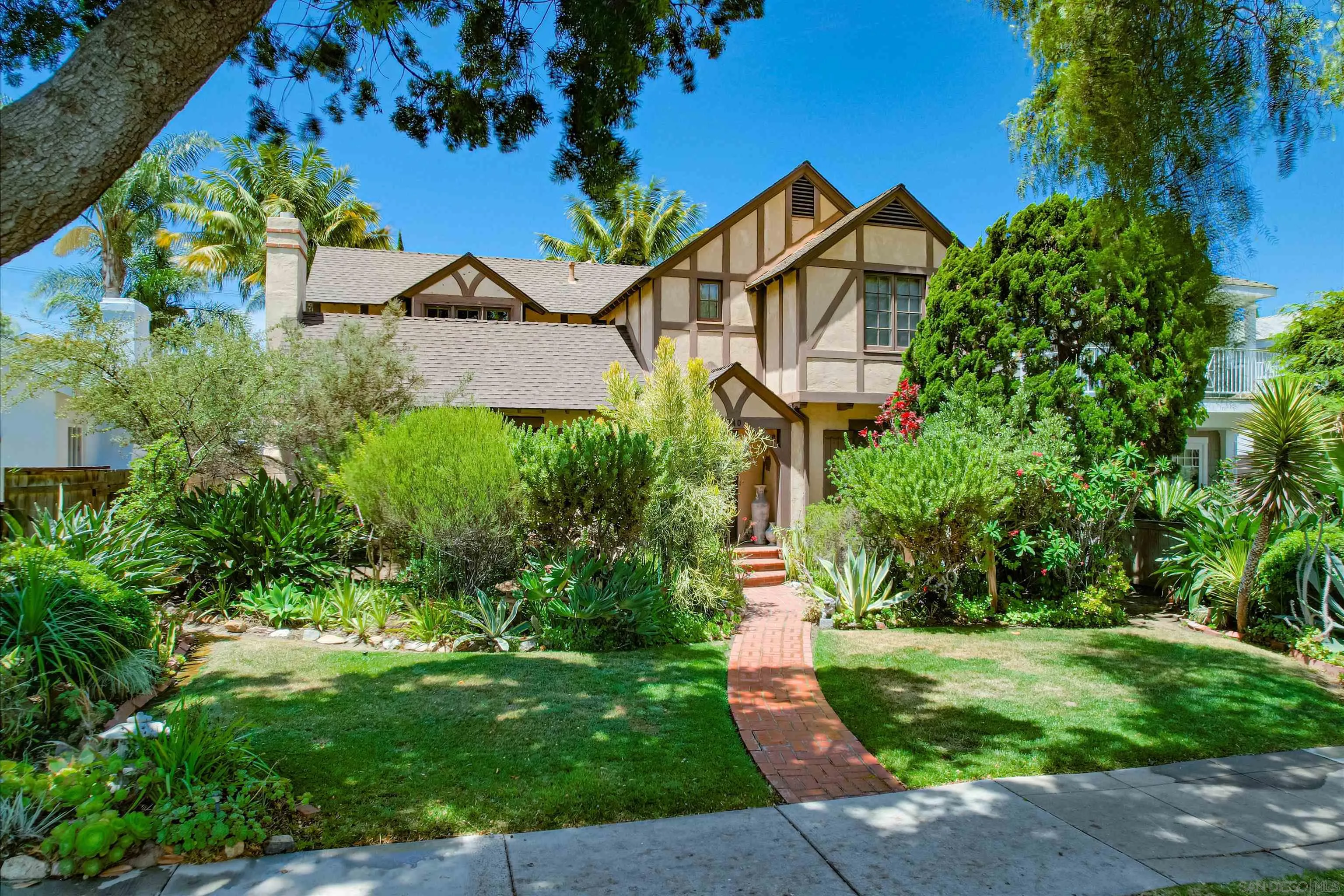 a view of front a house with a yard