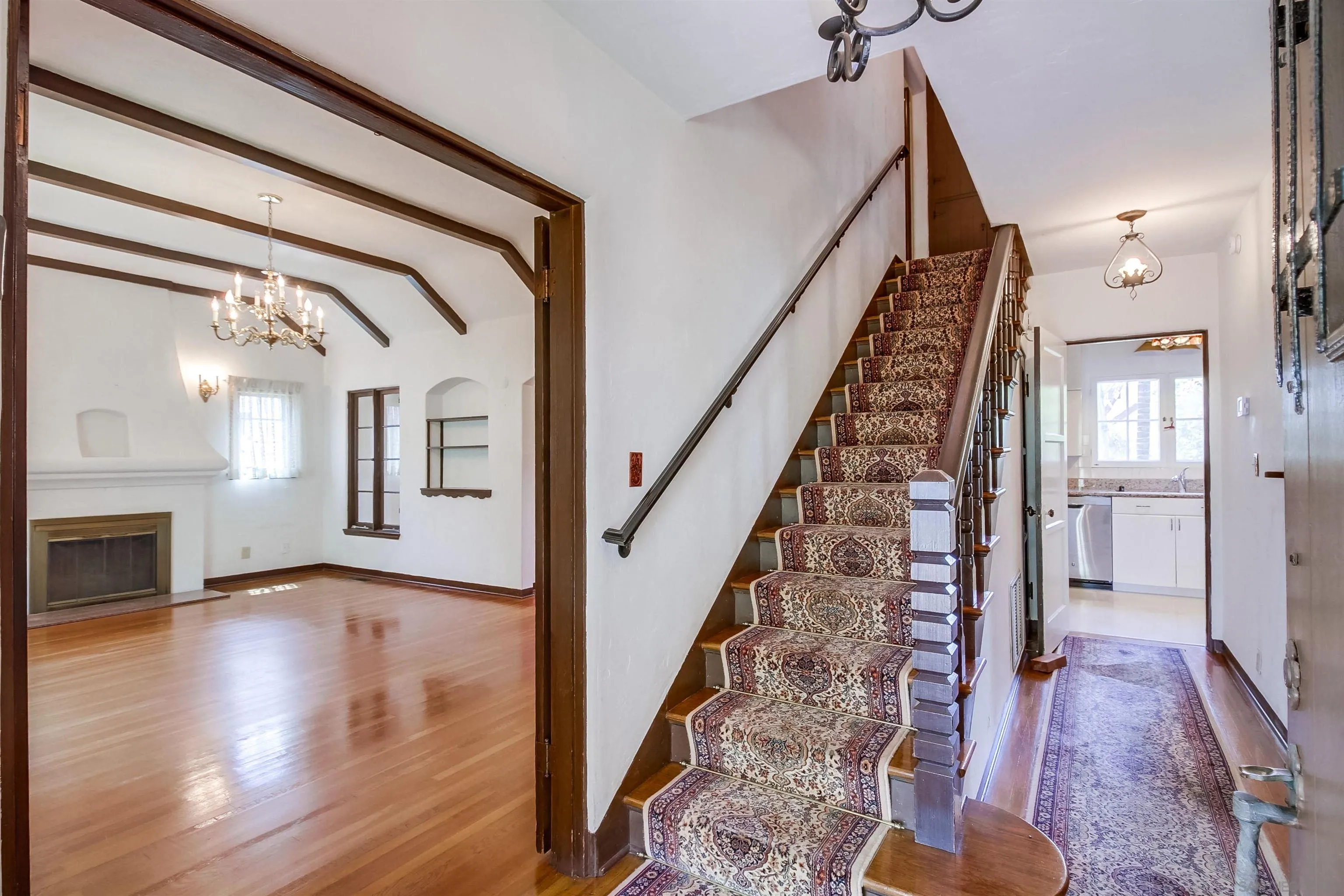 340 B Avenue Coronado, CA 92118 - Photo 8 of 31 a view of an entryway with wooden floor