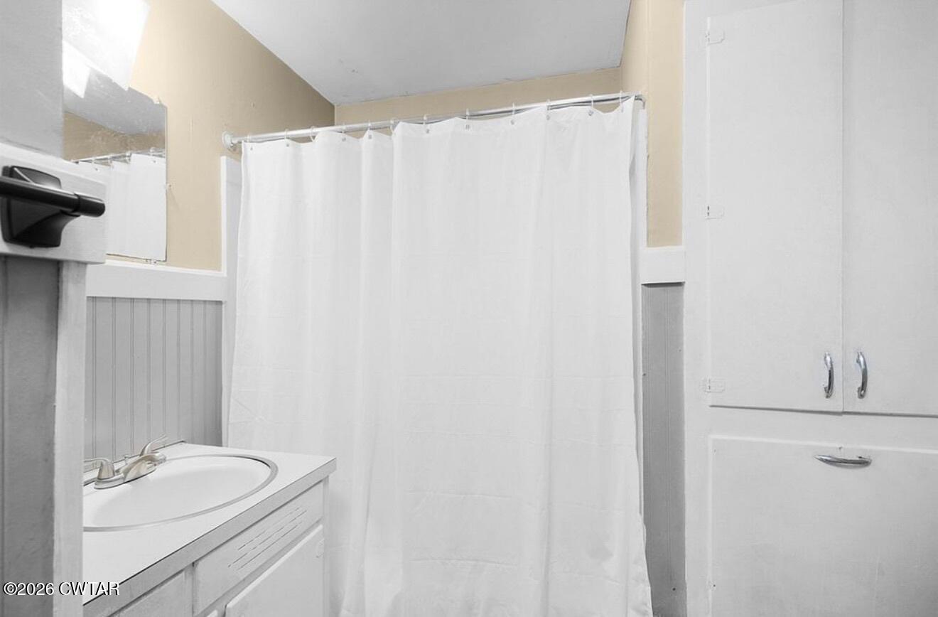 125 Williams Street Jackson, TN 38301 - Photo 13 of 17 a bathroom with a sink and a mirror