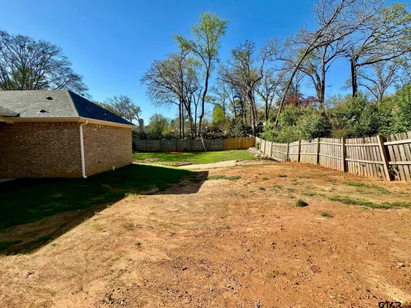 a view of a house with backyard and garden