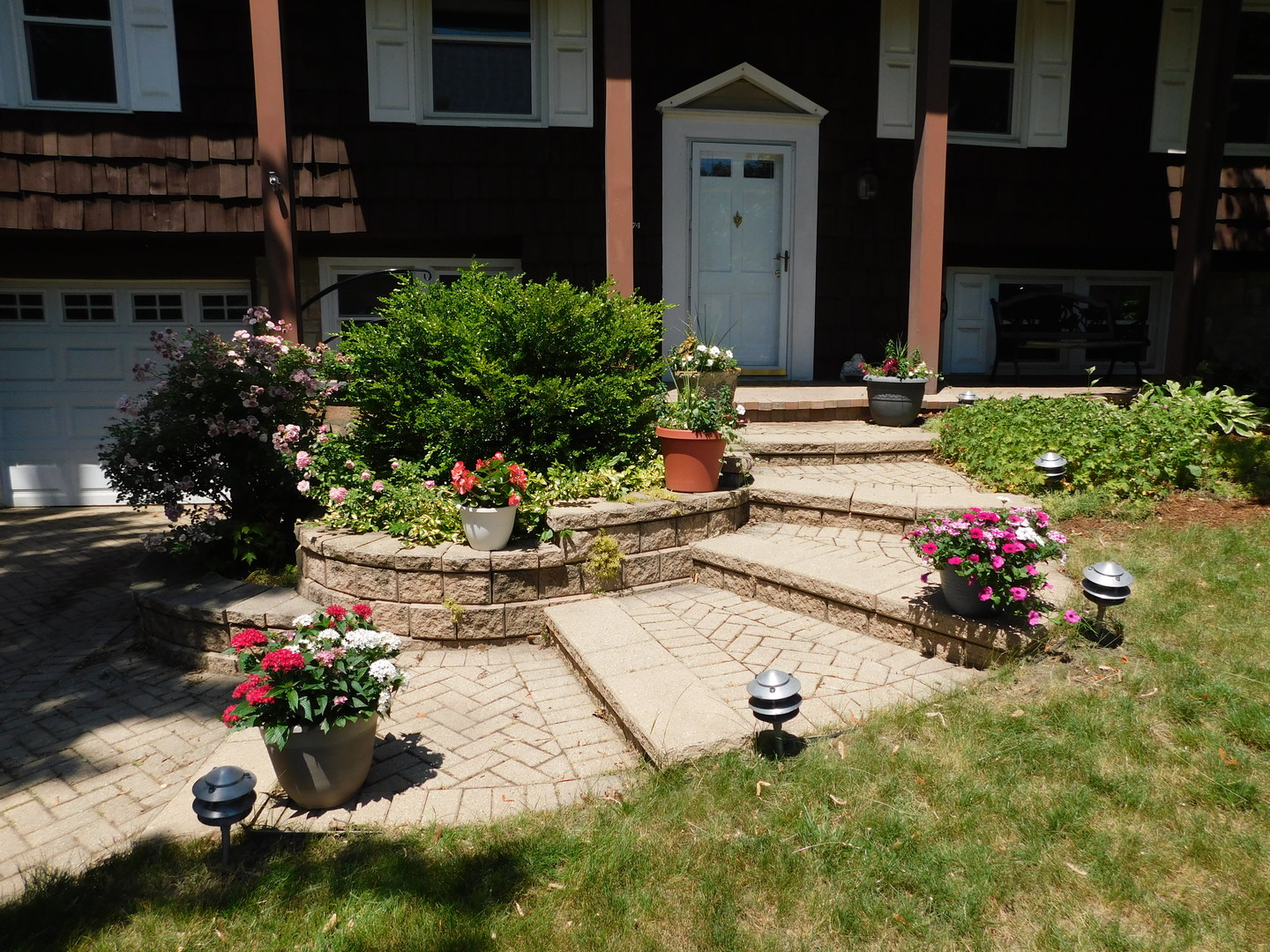 274 Timber Hill Road Buffalo Grove, IL 60089 - Photo 2 of 22 a view of a flowers in front of house