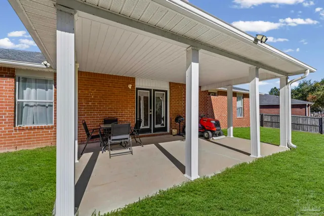 a view of a house with backyard and porch